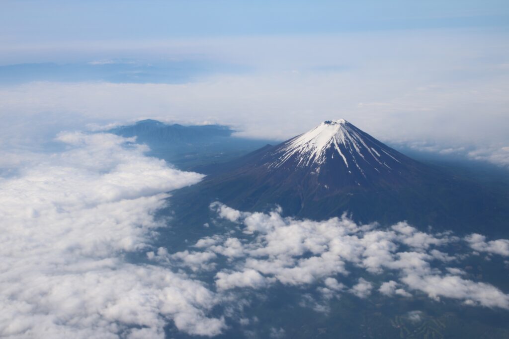 上空から見た富士山の写真